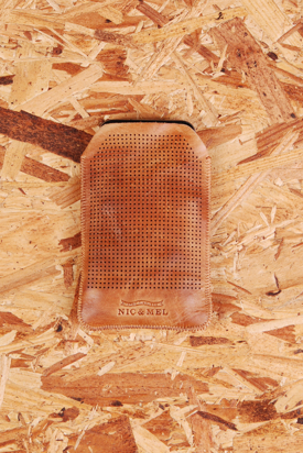 Nic & Mel: Iphonefodral Perforated Cognac